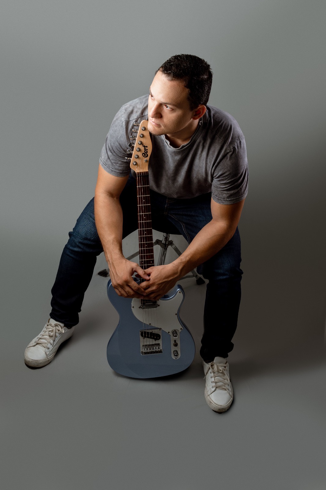 Daniel Puccini con su guitarra eléctrica, retrato de estudio
