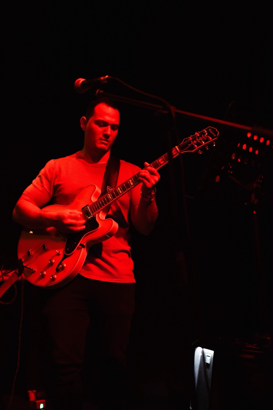 Daniel Puccini en un concierto con iluminación roja