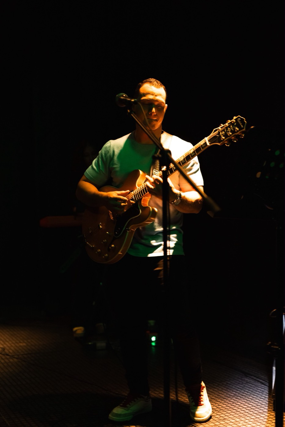 Daniel Puccini en el escenario con su guitarra de caja