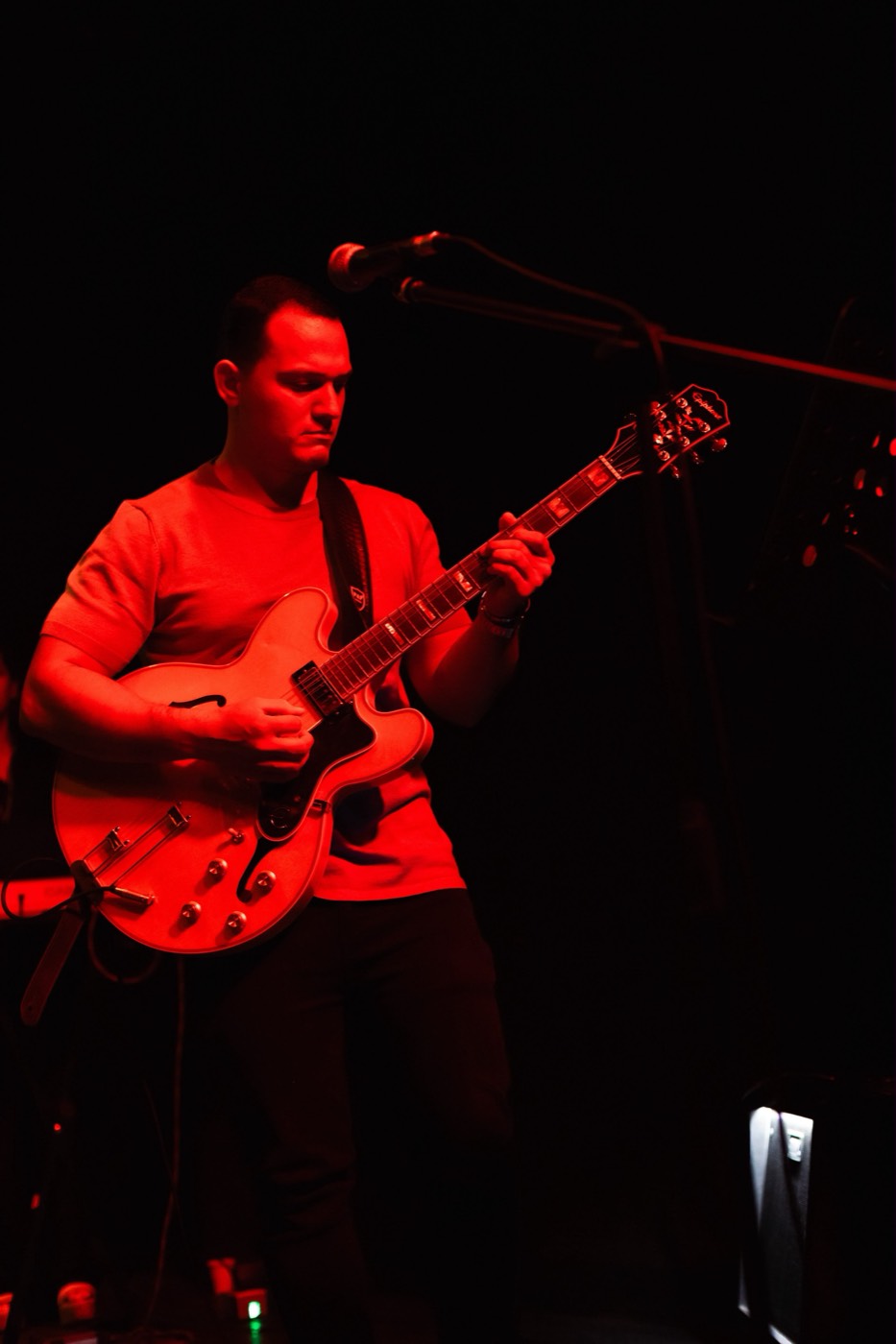 Daniel Puccini interpretando en vivo con luz roja