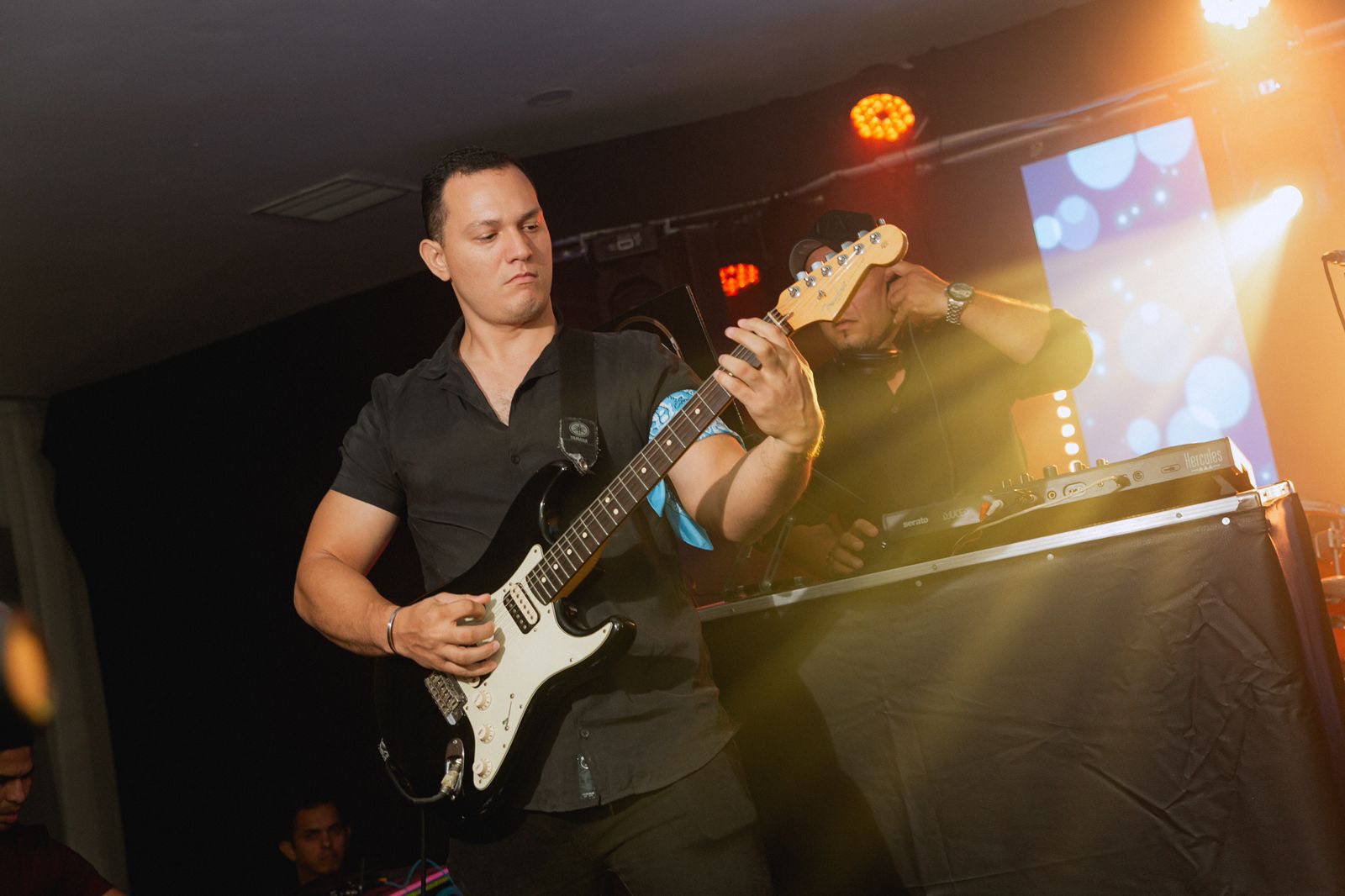 Daniel Puccini tocando guitarra eléctrica en una fiesta