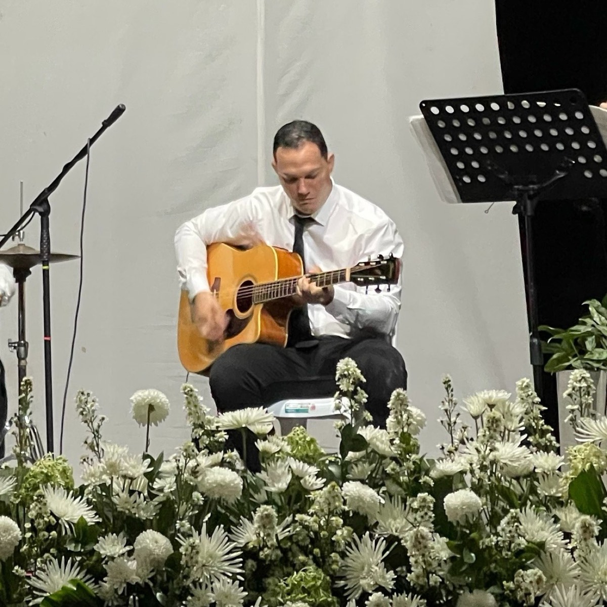 Daniel Puccini tocando guitarra acústica en un evento